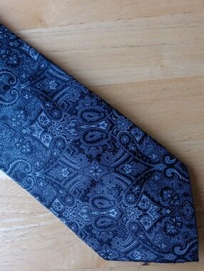 Hugh Parsons Classic Paisley Pattern Men’s Tie in Charcoal Gray